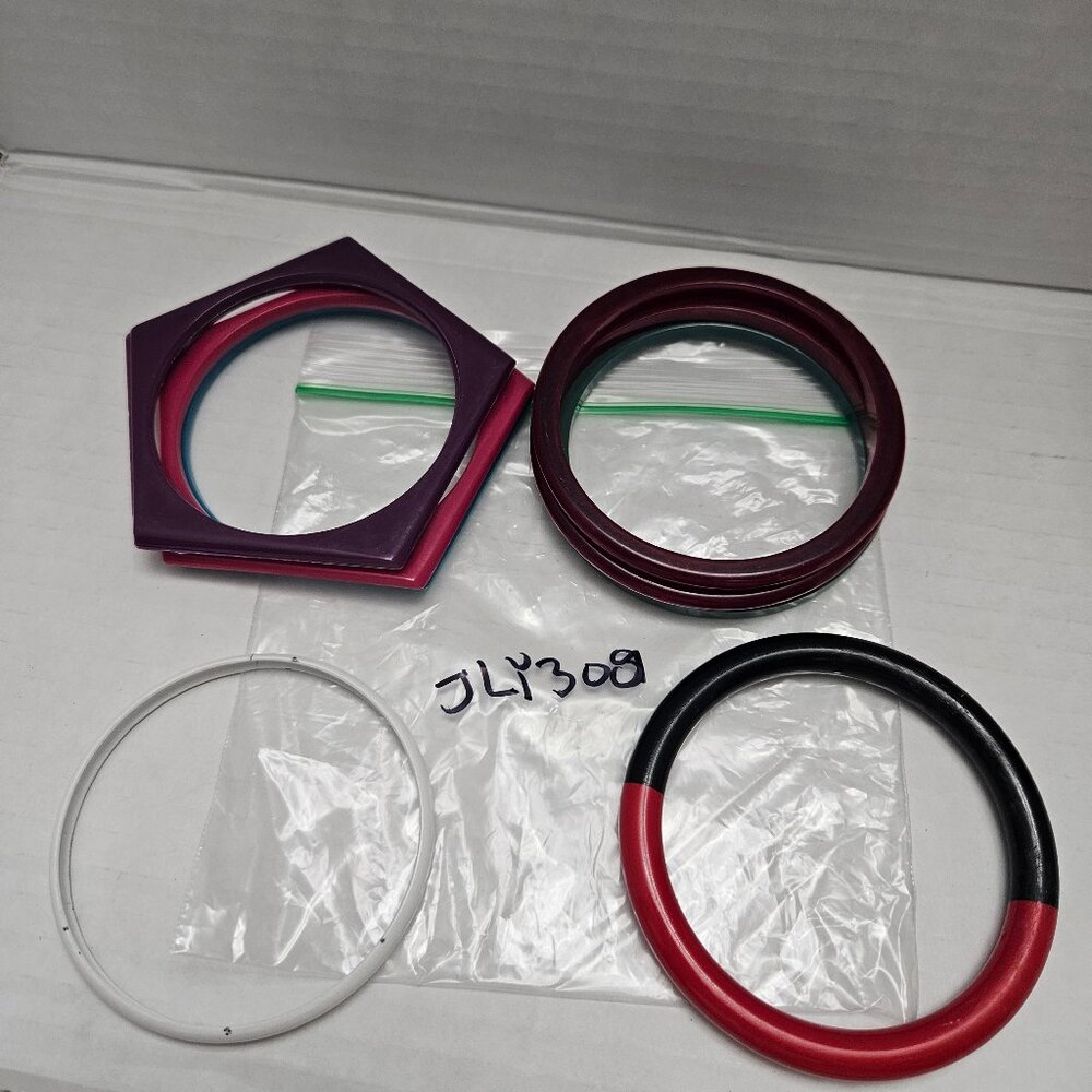 8 MULTI-COLOR PLASTIC LAYER BANGLE BRACELETS